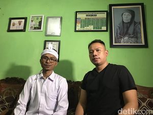 Jelang Bertemu Maria Ozawa, Vicky Prasetyo Datangi Cucu Mak Erot Jelang Bertemu Maria Ozawa, Vicky Prasetyo Datangi Cucu Mak Erot