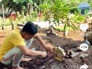 Pria Madiun Bersih-bersih Makam Viral di TikTok, Apa Pekerjaan Aslinya?