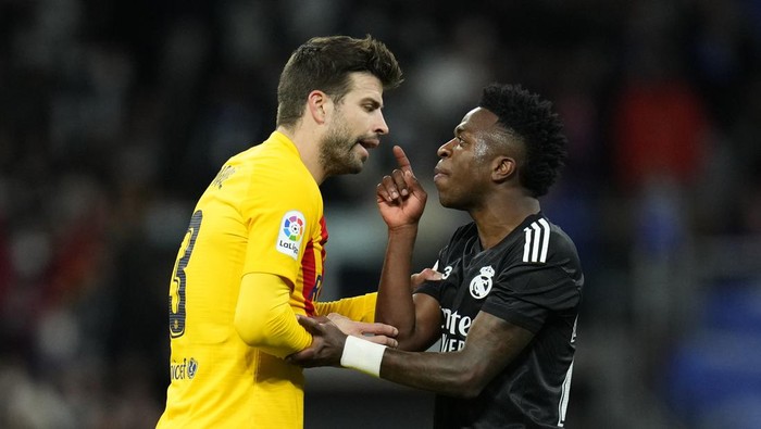 Real Madrids Vinicius Junior, right, argues with Barcelonas Gerard Pique during a Spanish La Liga soccer match between Rial Madrid and FC Barcelona at the Santiago Bernabeu stadium in Madrid, Spain, Sunday, March 20, 2022. (AP Photo/Manu Fernandez)