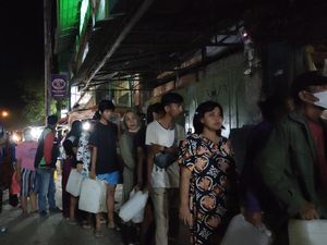 Warga Lebak Rela Antre hingga 1 Kilometer demi Dapat Minyak Goreng Murah