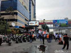 Di-PHK Sepihak, Mantan Karyawan Hotel Tunjungan Surabaya Turun ke Jalan
