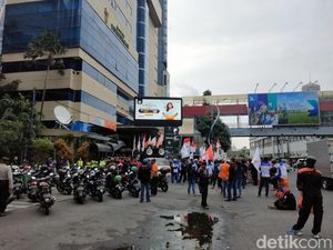 Di-PHK Sepihak, Mantan Karyawan Hotel Tunjungan Surabaya Turun ke Jalan Di-PHK Sepihak, Mantan Karyawan Hotel Tunjungan Surabaya Turun ke Jalan