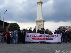 Massa Demo di Tugu Jogja Tuntut Relokasi Tambang Wadas