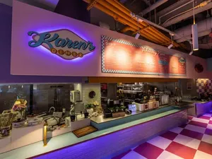 Aneh! Pengunjung Bakal Diteriaki hingga Dimarahi Pelayan Saat Makan di Sini