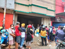 Penampakan Antrean Warga di Pasar Solo Demi Minyak Goreng Rp 15.400