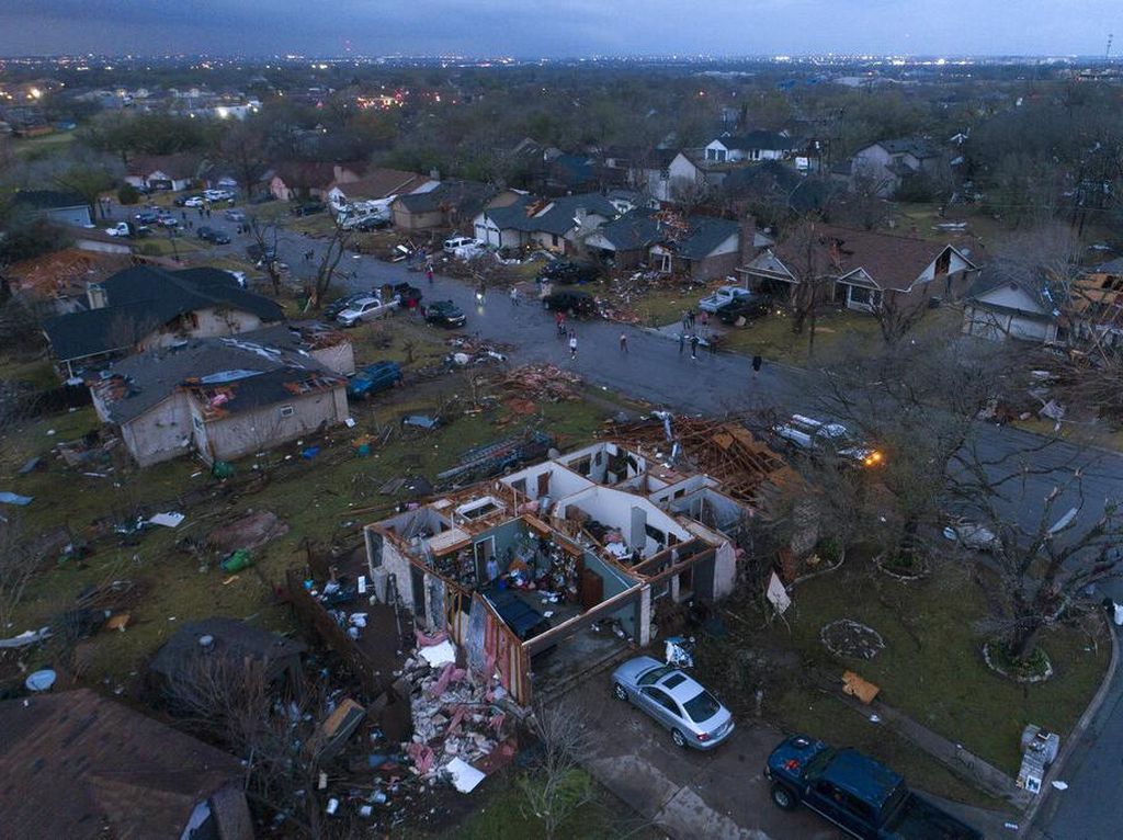 Badai Tornado Terjang Texas, Rumah Hancur, Truk Terguling