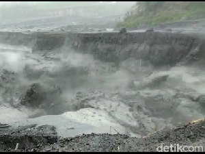 Semeru Kembali Muntahkan Banjir Lahar Dingin Terjang Besuk Kobokan