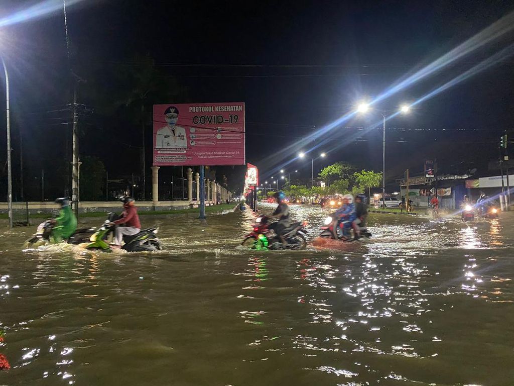 Hujan Lebat 1 Jam, Jalan Protokol di Kendari Terendam Banjir