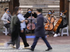 Mahasiswa Ini Bermain Cello, Berharap Rusia-Ukraina Segera Berdamai