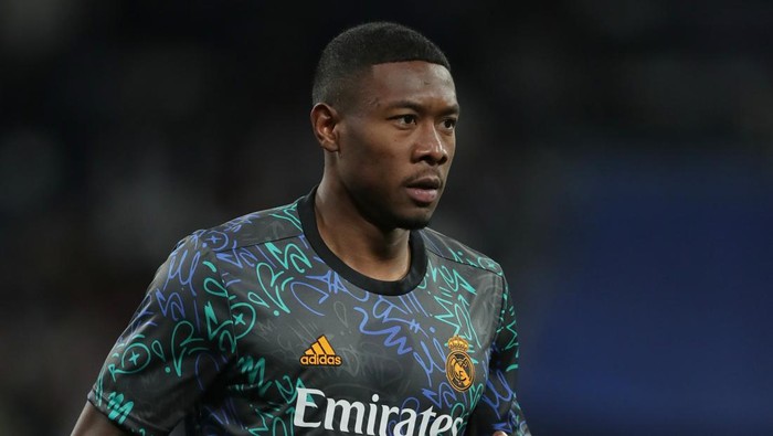 MADRID, SPAIN - MARCH 09: David Alaba of Real Madrid CF warms up before the UEFA Champions League Round Of Sixteen Leg Two match between Real Madrid and Paris Saint-Germain at Estadio Santiago Bernabeu on March 09, 2022 in Madrid, Spain. (Photo by Gonzalo Arroyo Moreno/Getty Images)