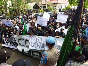 Potret Mahasiswa Malang Demo Tuntut Mendag Dicopot Soal Gaduh Minyak Goreng Potret Mahasiswa Malang Demo Tuntut Mendag Dicopot Soal Gaduh Minyak Goreng
