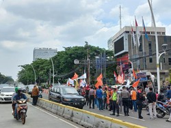 Demo di Kemendag Tutup Sebagian Jl Ridwan Rais, Kendaraan Lewati Busway