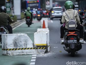 Pembatas Jalur Sepeda di Sudirman Ini Tutupi Jalan, Kok Bisa? Pembatas Jalur Sepeda di Sudirman Ini Tutupi Jalan, Kok Bisa?