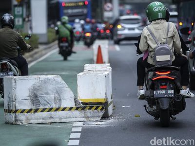 Pembatas Jalur Sepeda di Sudirman Ini Tutupi Jalan, Kok Bisa?
