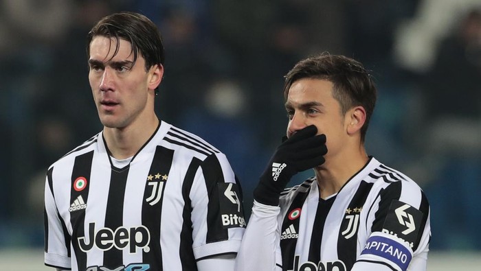 BERGAMO, ITALY - FEBRUARY 13: Paulo Dybala of Juventus speaks with his teammate Dusan Vlahovic during the Serie A match between Atalanta BC and Juventus at Gewiss Stadium on February 13, 2022 in Bergamo, Italy. (Photo by Emilio Andreoli/Getty Images)