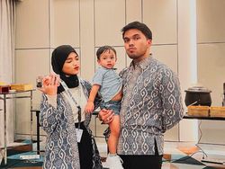 Fuji Umrah, Faisal Menangis dan Titip Doa untuk Vanessa Angel dan Bibi