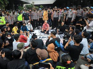 Temui Massa Aksi, Ganjar Jelaskan Rencana Penambangan di Wadas Temui Massa Aksi, Ganjar Jelaskan Rencana Penambangan di Wadas