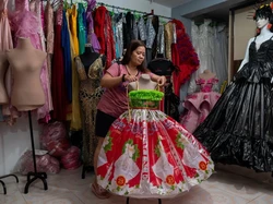 Keren! Desainer Ini Bikin Gaun Pengantin Pakai Karung Beras