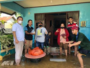 Gerindra Salurkan Bantuan untuk Korban Banjir di Sangatta Kutai Timur Gerindra Salurkan Bantuan untuk Korban Banjir di Sangatta Kutai Timur