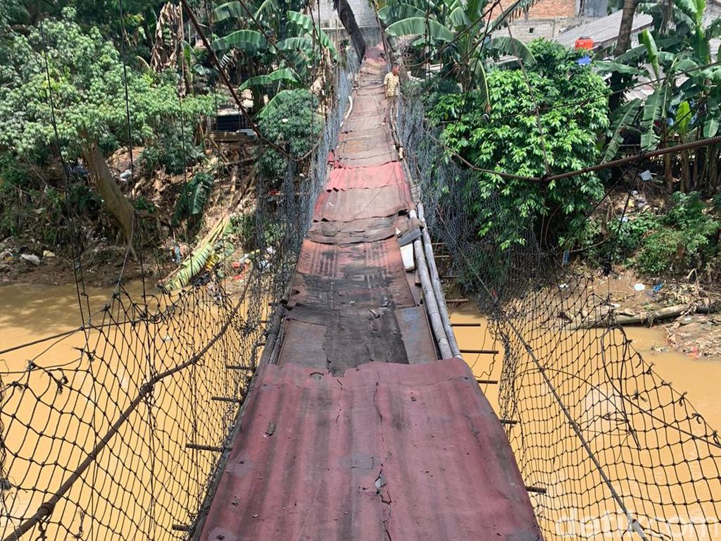 Warga Depok Berharap Jembatan Indiana Jones Srengseng Sawah Tak Ditutup