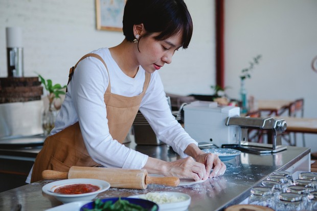 Ilustrasi perempuan sedang memasak