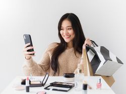 Indonesia Juara Se-Asia Tenggara Belanja Online dari HP