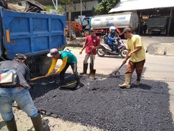 Diprotes Warga, Jalan Saketi-Labuan yang Rusak Akhirnya Diperbaiki