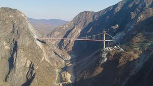 Foto: Jembatan Gantung di China yang Diklaim Akan Pecahkan Berbagai Rekor