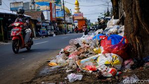 Jorok! Sampah Menumpuk di Karang Tengah Tangerang