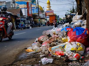 Jorok! Sampah Menumpuk di Karang Tengah Tangerang