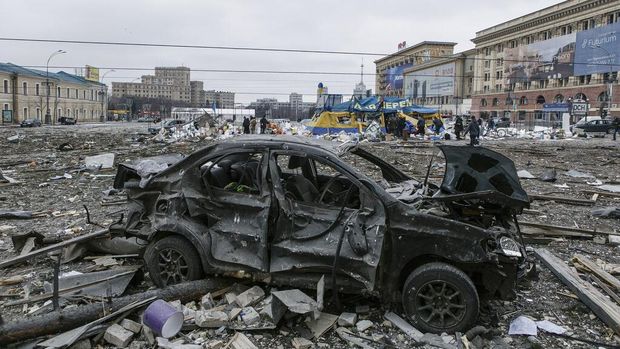 Kendaraan Taktis hingga Mobil Warga Hancur Jadi Korban Perang Rusia-Ukraina