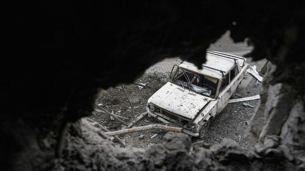 Kendaraan Taktis hingga Mobil Warga Hancur Jadi Korban Perang Rusia-Ukraina Kendaraan Taktis hingga Mobil Warga Hancur Jadi Korban Perang Rusia-Ukraina