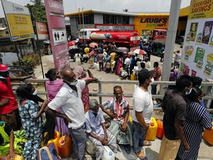 Parah Krisis Sri Lanka Bikin Ujian Nasional Batal hingga BBM Langka