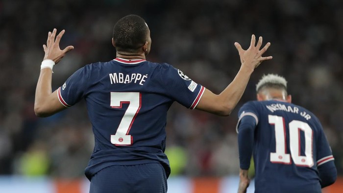 MADRID, SPAIN - MARCH 09: Kylian Mbappe of Paris Saint-Germain reacts as his goal is annulled during the UEFA Champions League Round Of Sixteen Leg Two match between Real Madrid and Paris Saint-Germain at Estadio Santiago Bernabeu on March 09, 2022 in Madrid, Spain. (Photo by Gonzalo Arroyo Moreno/Getty Images)
