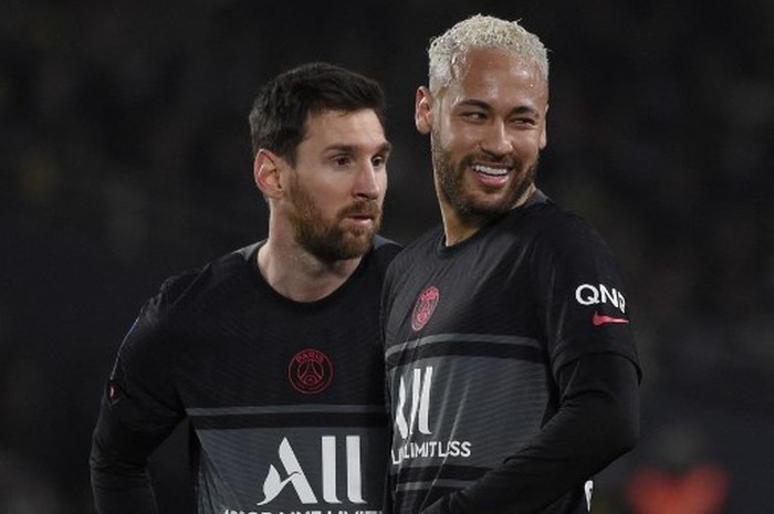 (FILES) In this file photo taken on February 19, 2022 Paris Saint-Germain's Argentinian forward Lionel Messi (L) and Paris Saint-Germain's Brazilian forward Neymar react during the French L1 football match between FC Nantes and Paris-Saint Germain (PSG) at the Stade de la BeaujoireLouis Fonteneau, western France. - Targets of criticism at PSG, Lionel Messi and Neymar are back in Argentina and Brazil. Both teams, already qualified for Qatar 2022, appear to be the refuge of the pair of friends in the face of one of the worst sporting storms of their careers. (Photo by Sebastien SALOM-GOMIS / AFP)