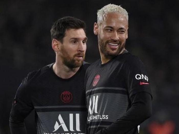 (FILES) In this file photo taken on February 19, 2022 Paris Saint-Germain's Argentinian forward Lionel Messi (L) and Paris Saint-Germain's Brazilian forward Neymar react during the French L1 football match between FC Nantes and Paris-Saint Germain (PSG) at the Stade de la BeaujoireLouis Fonteneau, western France. - Targets of criticism at PSG, Lionel Messi and Neymar are back in Argentina and Brazil. Both teams, already qualified for Qatar 2022, appear to be the refuge of the pair of friends in the face of one of the worst sporting storms of their careers. (Photo by Sebastien SALOM-GOMIS / AFP)
