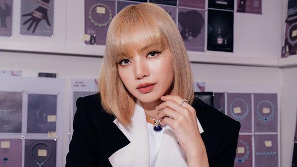 Momen Lisa BLACKPINK Coba Perhiasan Mewah di Roma