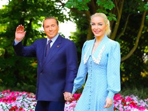 Beda 53 Tahun, Pernikahan Politikus Cantik & Mantan PM Italia Jad Sorotan