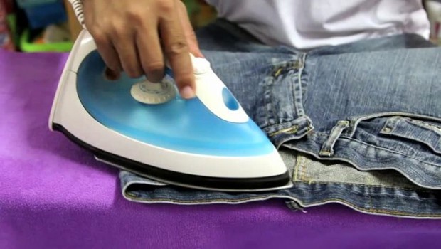 Menyetrika Bahan Denim/Foto : elementjeans.com Jangan menyetrika bahan denim dengan suhu panas karena akan membuat pudar warnanya