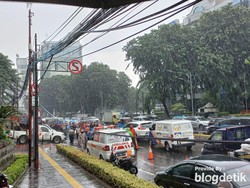 Massa Tetap Demo di Kemendag Meski Hujan, Lalin Jl Ridwan Rais Tersendat