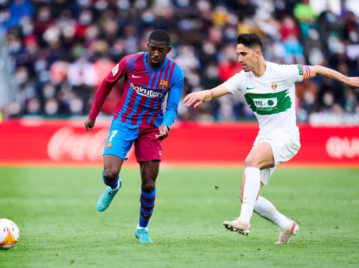 ELCHE, SPAIN - MARCH 06: Ousmane Dembele of FC Barcelona duels for the ball with Fidel Chaves of Elche CF during the LaLiga Santander match between Elche CF and FC Barcelona at Estadio Manuel Martinez Valero on March 06, 2022 in Elche, Spain. (Photo by Aitor Alcalde/Getty Images)