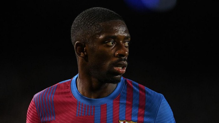 ELCHE, SPAIN - MARCH 06: Ousmane Dembele of FC Barcelona duels for the ball with Fidel Chaves of Elche CF during the LaLiga Santander match between Elche CF and FC Barcelona at Estadio Manuel Martinez Valero on March 06, 2022 in Elche, Spain. (Photo by Aitor Alcalde/Getty Images)