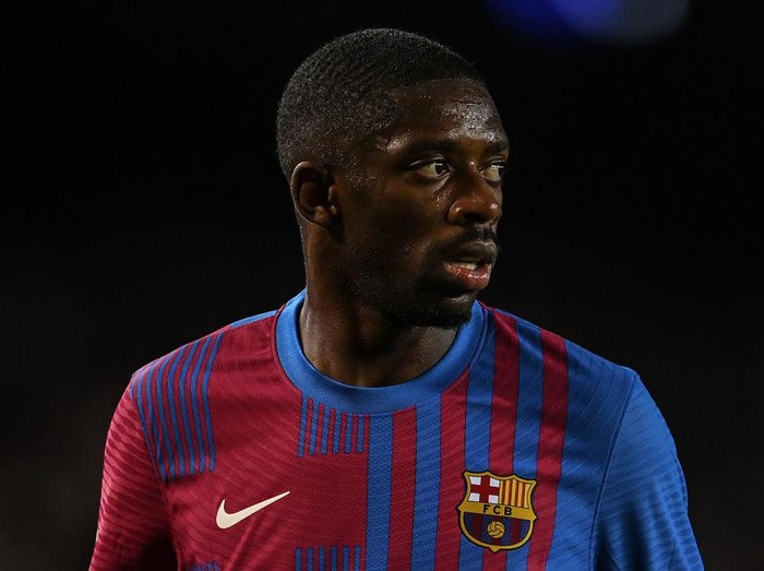ELCHE, SPAIN - MARCH 06: Ousmane Dembele of FC Barcelona duels for the ball with Fidel Chaves of Elche CF during the LaLiga Santander match between Elche CF and FC Barcelona at Estadio Manuel Martinez Valero on March 06, 2022 in Elche, Spain. (Photo by Aitor Alcalde/Getty Images)