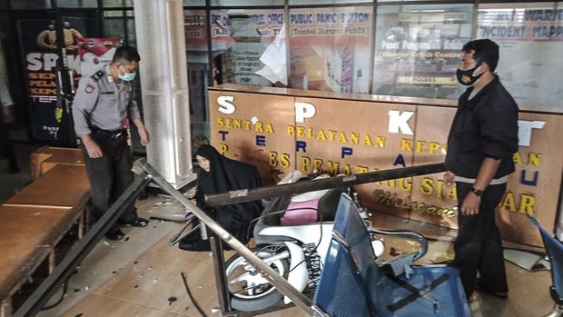 Seorang perempuan mengendarai sepeda motor nyaris menabrak polisi yang tengah bertugas mengatur lalulintas di sekitar Mako Polres Pematangsiantar, Sumatera Utara. Kemudian perempuan berinisial FAM itu, nekat menerobos Mako Polres Pematangsiantar dan akhirnya menabrak pintu kaca SPKT.