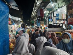 Wisata Religi Makam Ampel Ramai Peziarah Jelang Ramadhan