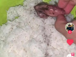 Tunjukkan Trik Biar Irit, Pria Ini Makan Nasi Pakai Kuah Kaldu Bubuk