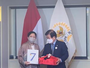 Bertemu Delegasi Parlemen Korsel, Puan Kaget Diberi Album BTS