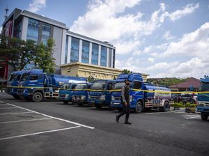 Ratusan Ton Solar Oplosan Diamankan Polisi di Palembang Ratusan Ton Solar Oplosan Diamankan Polisi di Palembang