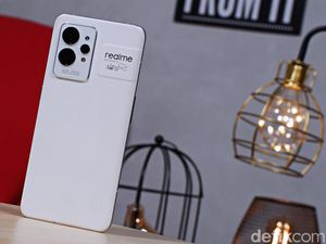 Realme: Kamera Tele Bikin Mahal dan Bodi Tebal Realme: Kamera Tele Bikin Mahal dan Bodi Tebal