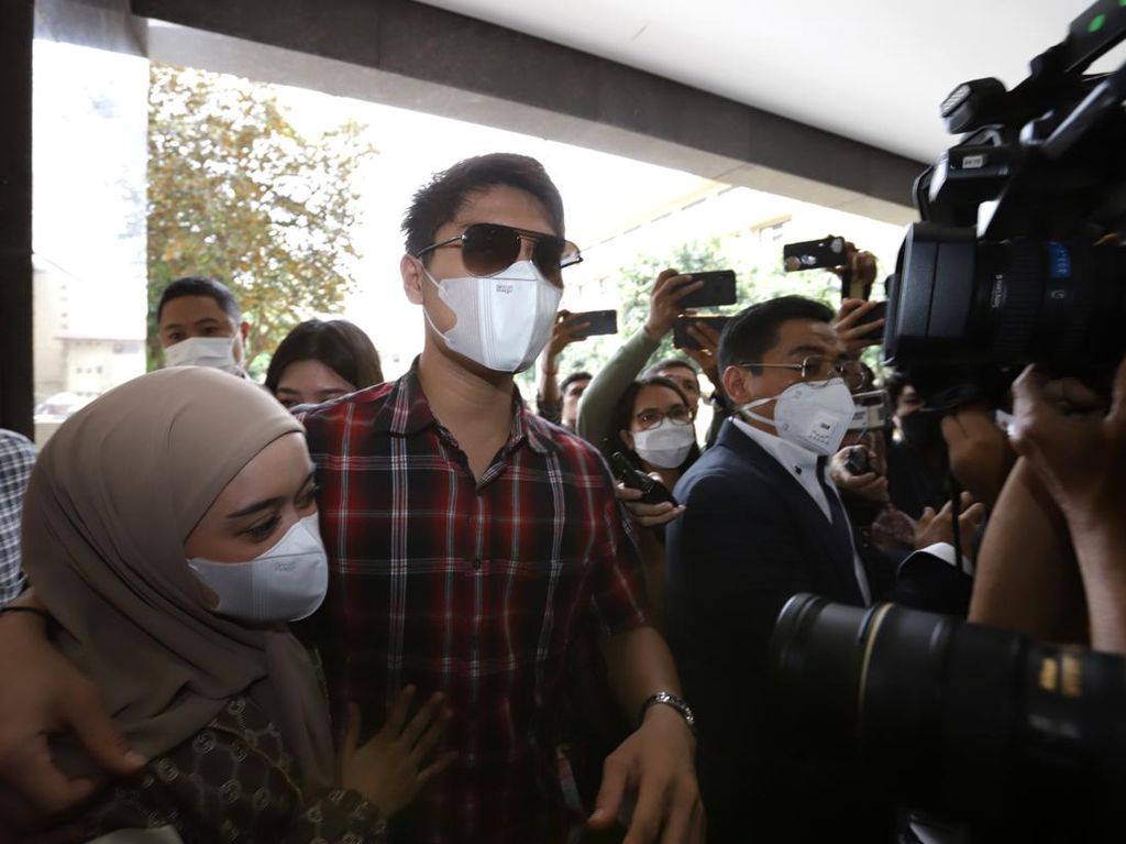 Pengacara Sebut Lesty Kejora Histeris Rizky Billar Jadi Tersangka Pengacara Sebut Lesty Kejora Histeris Rizky Billar Jadi Tersangka